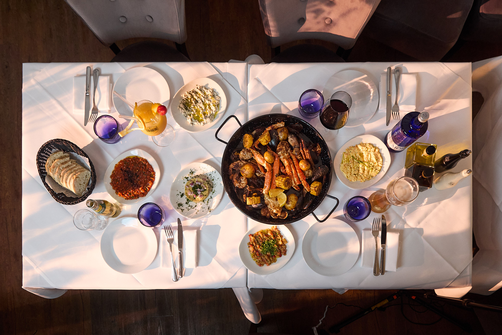 Gedeckter Tisch von oben mit Seafood Boil in der Mitte