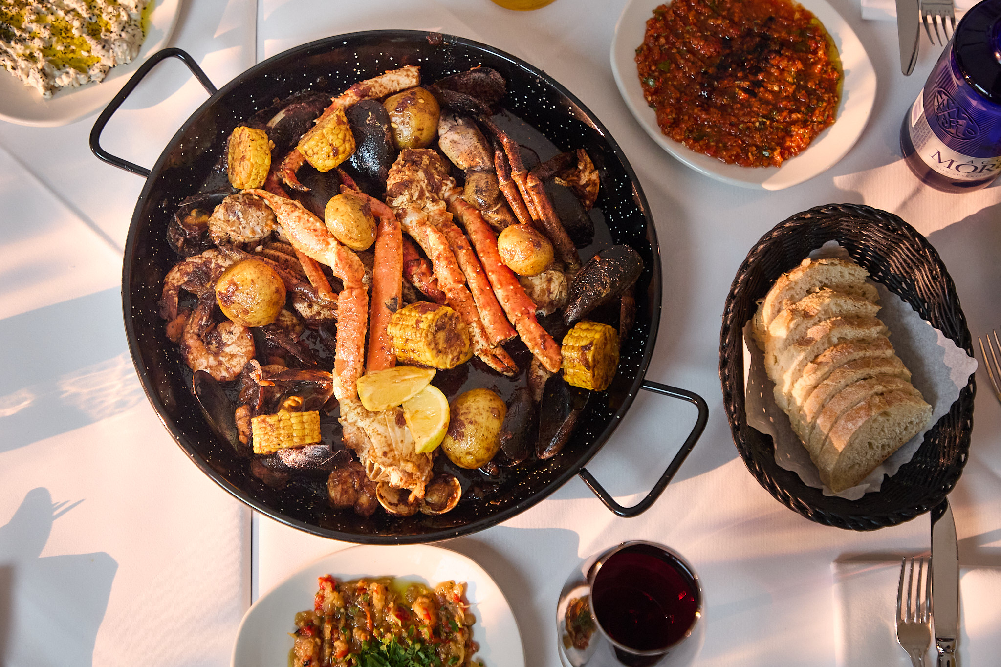 Seafood Boil in der Pfanne von oben
