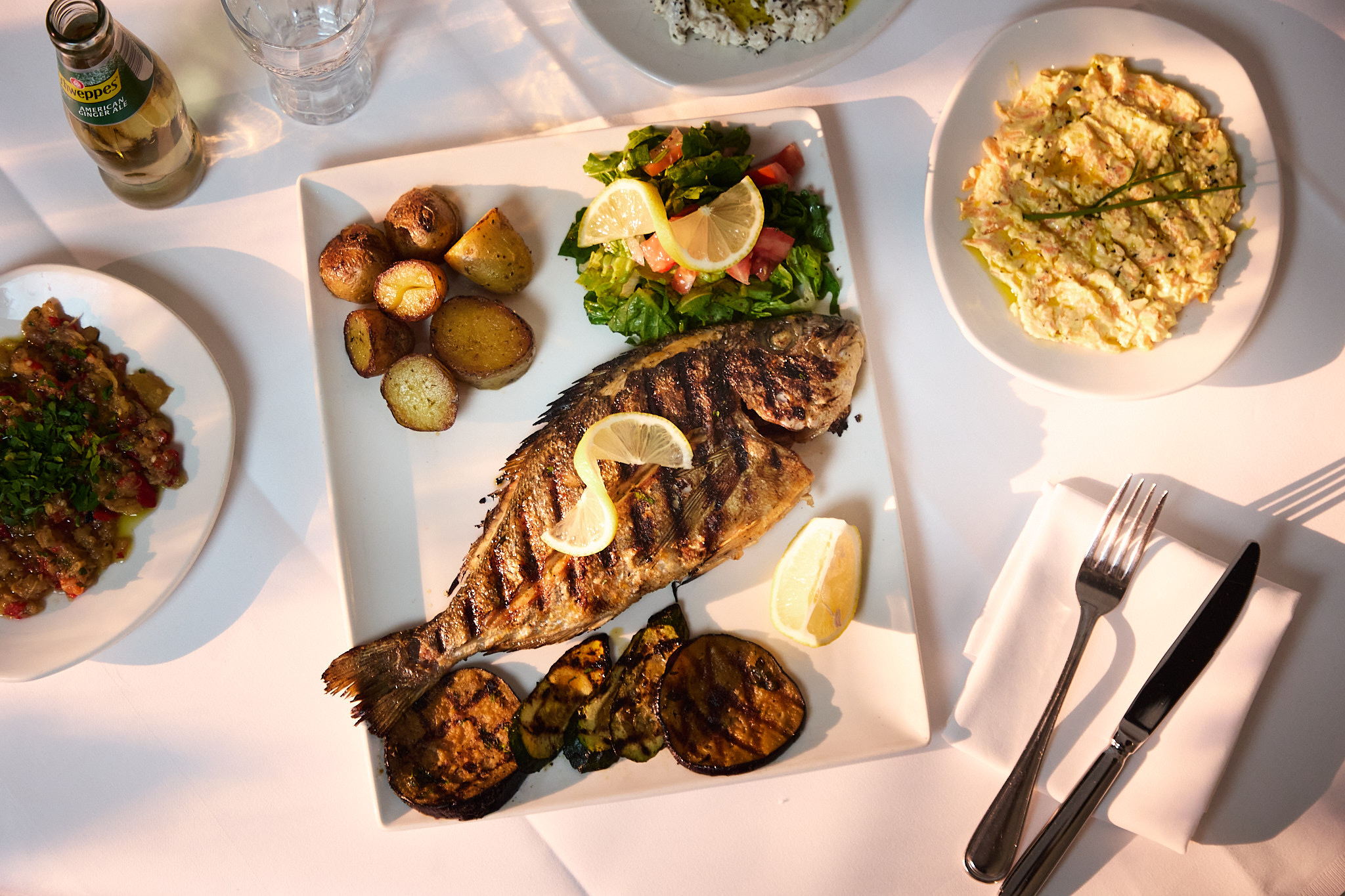 Gegrillte Dorade mit Grillgemüse, Kartoffeln und Salat