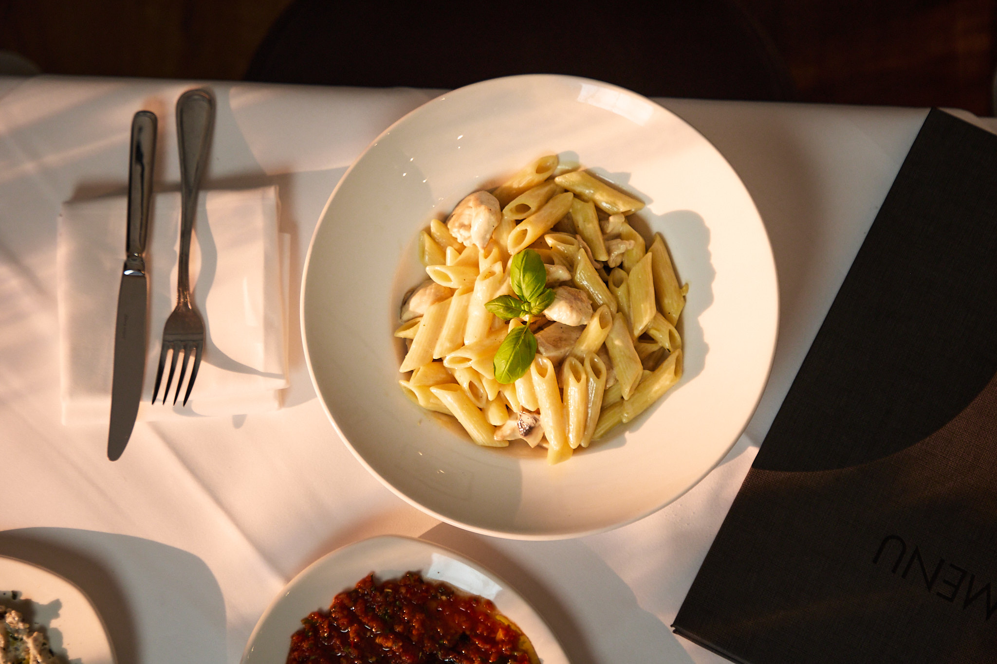 Penne mit Hähnchen und Basilikum