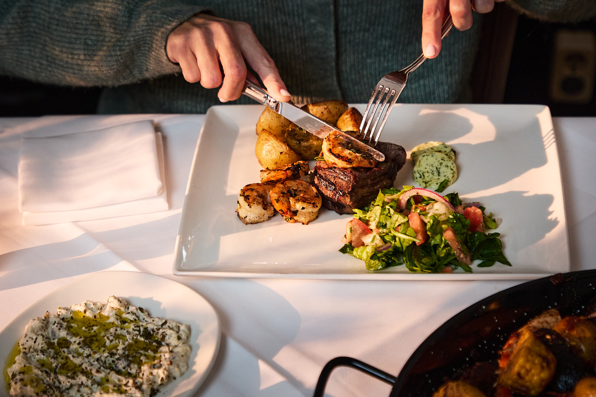 Steak mit Garnelen, Rosmarinkartoffeln und Salat