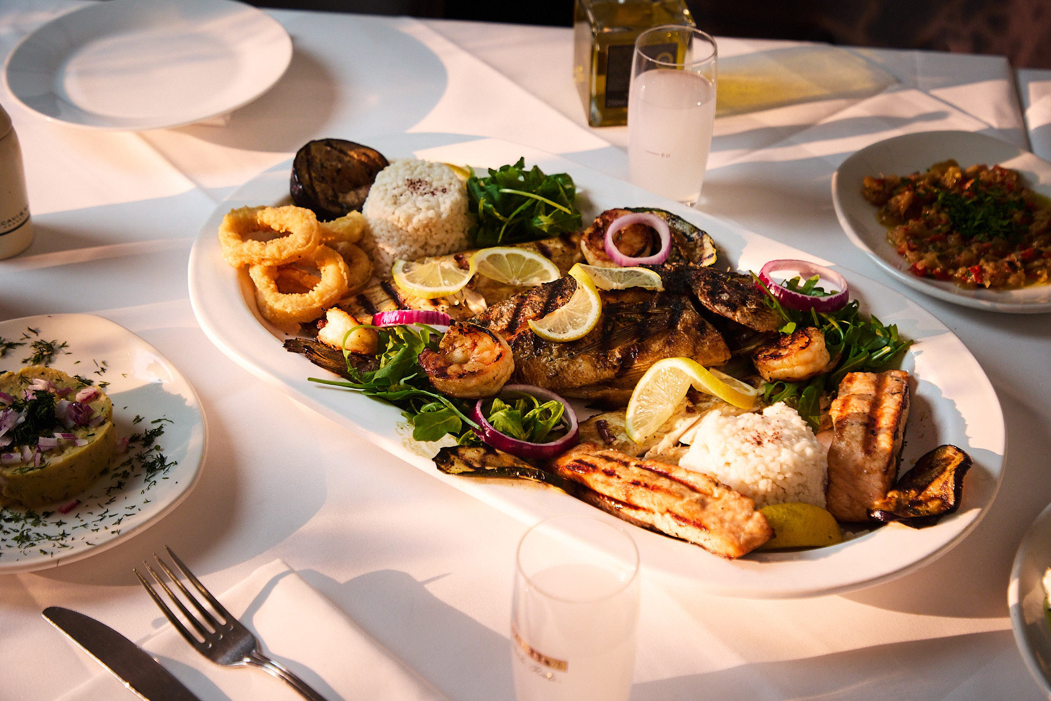 Gemischte Grillplatte mit Calamari, Fisch und Reis