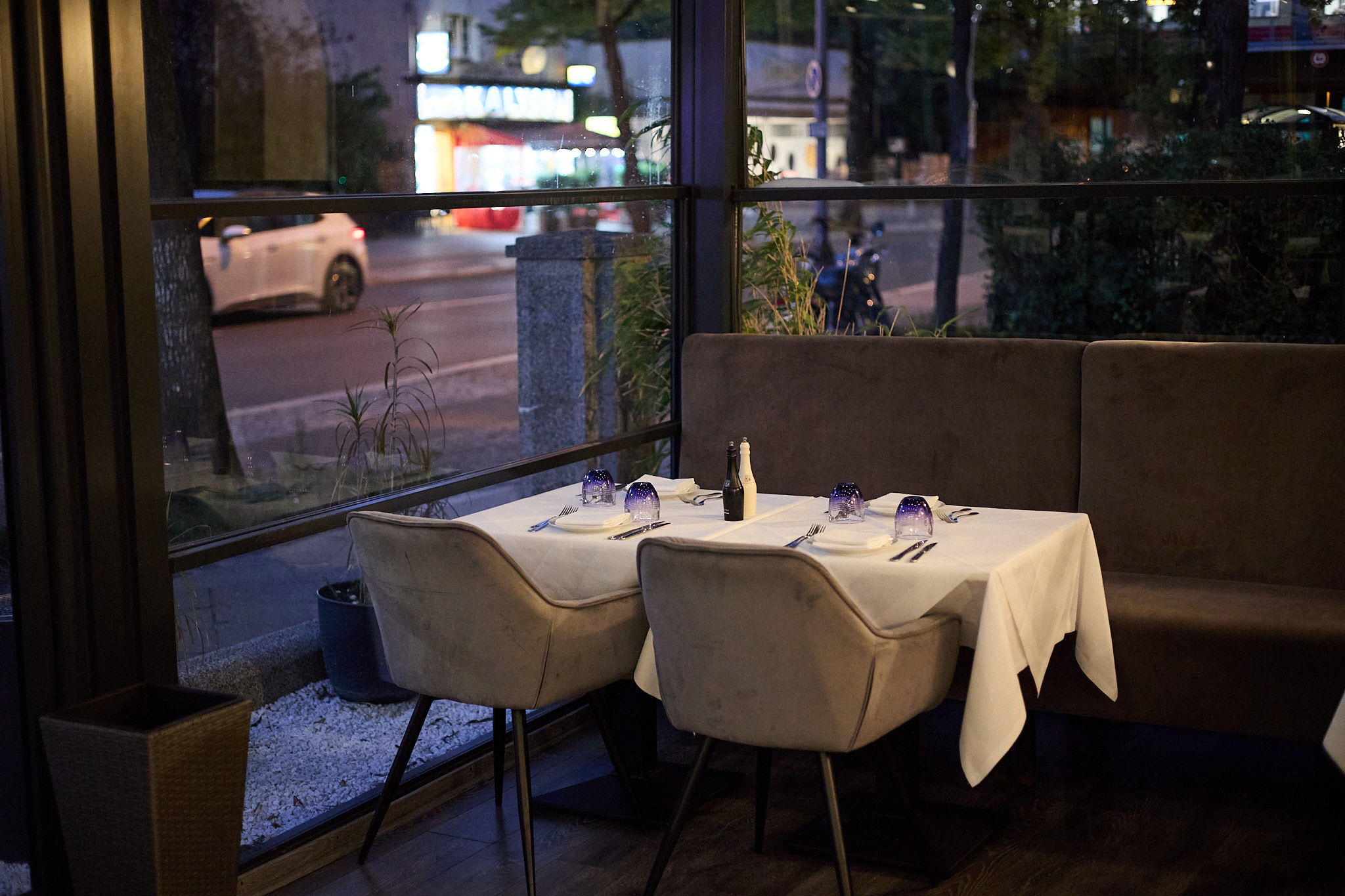 Gedeckter Tisch am Fenster im MAVISU